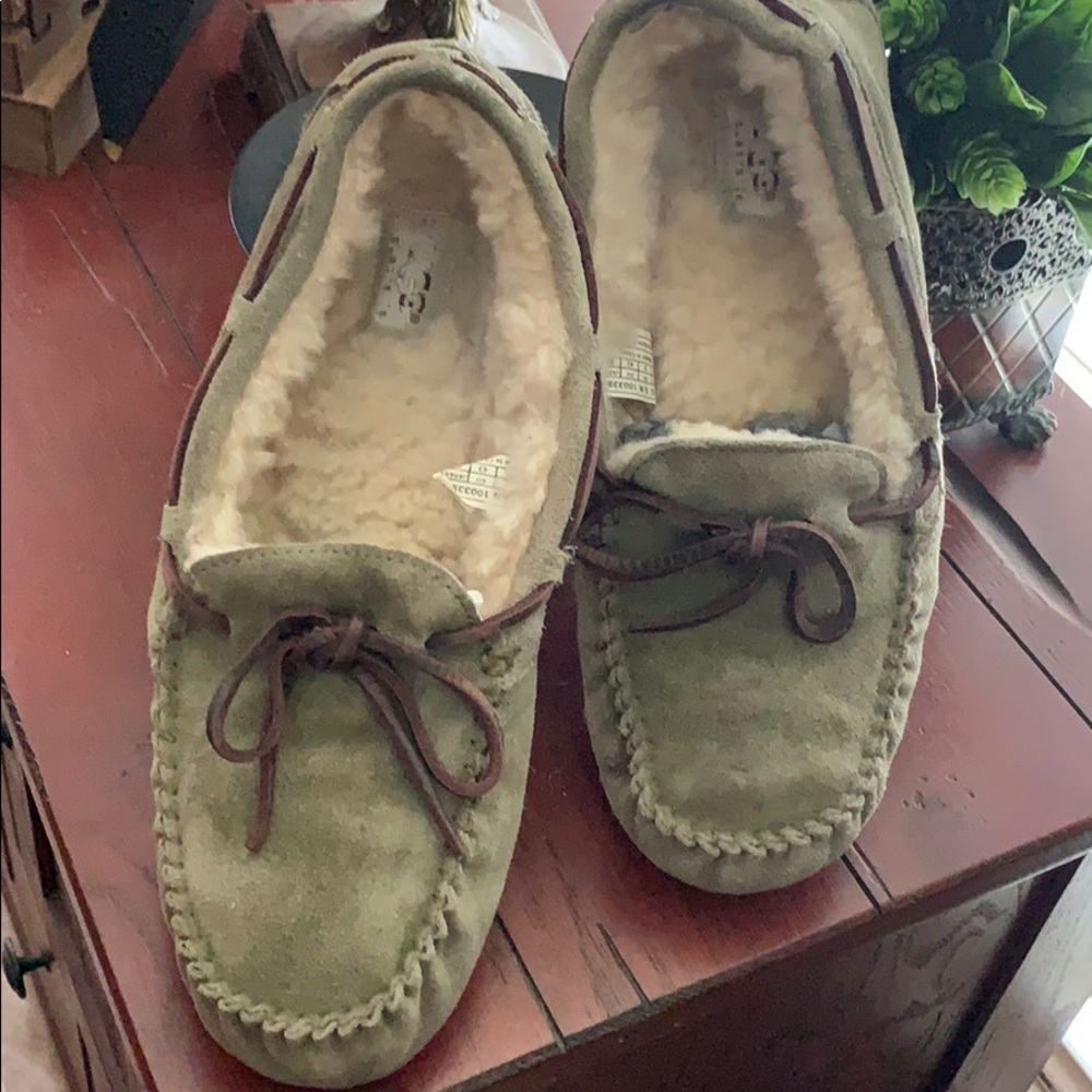 UGG’s Men’s Suede Slippers - Picture 7 of 7